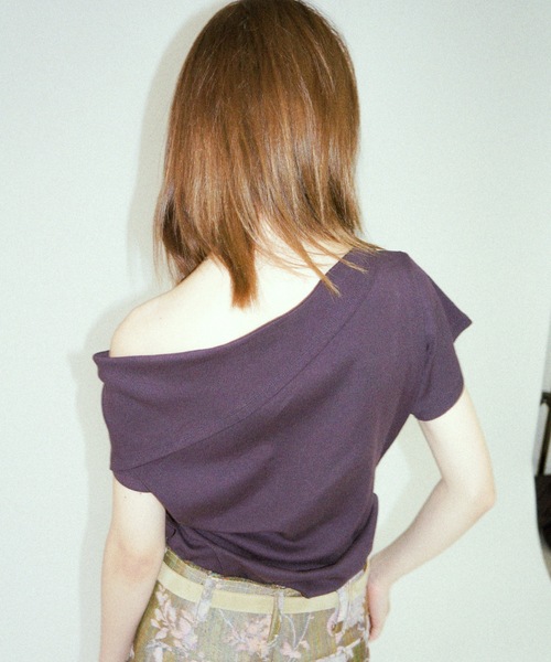 igi(イジ)の「TURNED SHOULDER ASYM TEE / アシンメトリーティーシャツ(Tシャツ/カットソー・レディース・ピンク/グレー/ダークブラウン・FREE)」の10枚目の写真