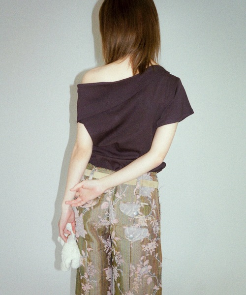 igi(イジ)の「TURNED SHOULDER ASYM TEE / アシンメトリーティーシャツ(Tシャツ/カットソー・レディース・ピンク/グレー/ダークブラウン・FREE)」の9枚目の写真