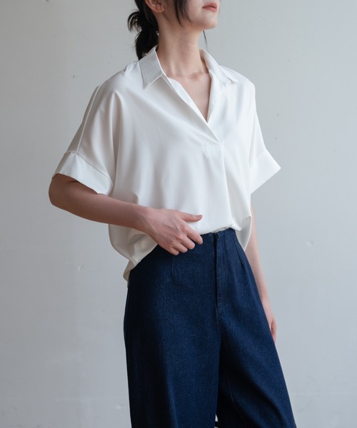 maison de LATIR(メゾンドラティール)の「夏服にピッタリ!Vネックスキッパーフレンチスリーブシャツ(シャツ/ブラウス・レディース・ホワイト・L/M/XL)」の1枚目の写真