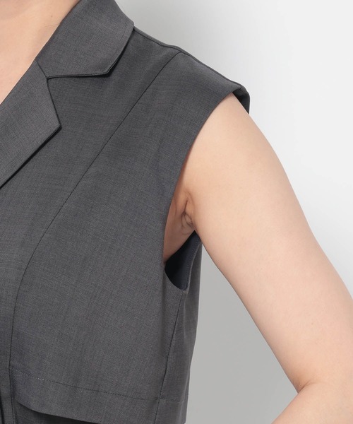 Andemiu（アンデミュウ）の「トレンチ風ノースリーブワンピース494085（ワンピース・レディース・チャコールグレー/ライトベージュ/グリーン/モカ・FREE）」の15枚目の写真