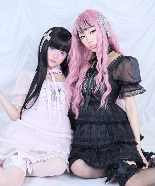 AVENCHUMU（アバンチュウム）の「Frill choker sheer tiered illustration onepiece（ワンピース・レディース・ホワイト/ブラック/ピンク・FREE）」の8枚目の写真