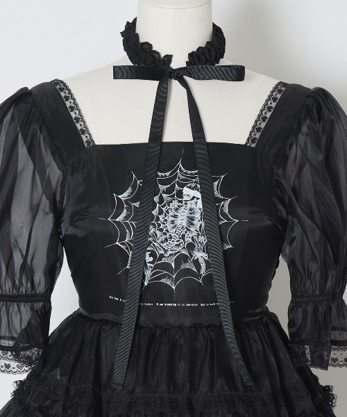 AVENCHUMU（アバンチュウム）の「Frill choker sheer tiered illustration onepiece（ワンピース・レディース・ホワイト/ブラック/ピンク・FREE）」の13枚目の写真