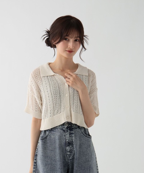 額付き油彩画　ローゲージの白ニットを着ている女の子 Jeudi（ジュディ）の「ざっくり穴あきローゲージニット（ニット