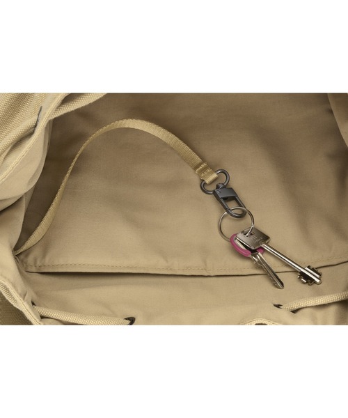 MOLESKINE（モレスキン）の「レジェンダリー トラベル バックパック ハバナブラウン ミディアム（バックパック/リュック・メンズ・ブラウン系その他2・ONE SIZE）」の15枚目の写真