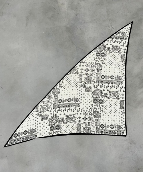 Trish（トリッシュ）の「柄アソート バンダナ柄ペイズリー三角スカーフ（ストール/ショール・レディース・ブラック/ブラック系その他/ホワイト/レッド・FREE）」の10枚目の写真