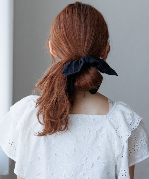 flower（フラワー）の「プレーンガレットシュシュ（シュシュ・レディース・ブラック/ホワイト・FREE）」の2枚目の写真