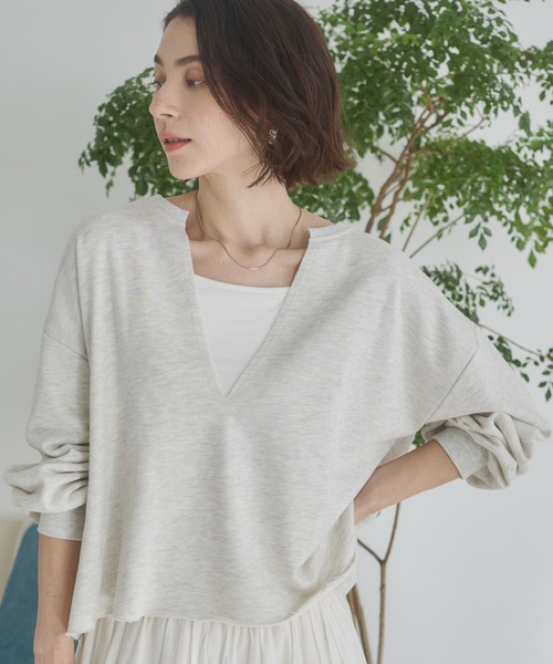 ANGIE（アンジー）の「深Vネック  カットオフ　スウェット　プルオーバー（スウェット・レディース・チャコール/オートミール/杢グレー・FREE）」の3枚目の写真