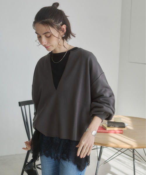 ANGIE（アンジー）の「深Vネック  カットオフ　スウェット　プルオーバー（スウェット・レディース・チャコール/オートミール/杢グレー・FREE）」の2枚目の写真