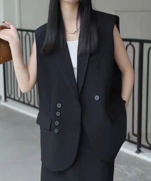 gossip!ロサンゼルス(ゴシップロサンゼルス)の「【サイズあり】ボタンデザイン ゆったりシンプルオフィスカジュアルレディース 重ね着ジレベスト(ベスト・レディース・ブラウン/ブラック/オフホワイト・M/L/S)」の1枚目の写真