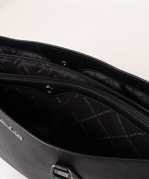 MICHAEL KORS（マイケルコース）の「SHEILA ミッドファスナー トート ラージ（トートバッグ・レディース・ブラック・FREE）」の4枚目の写真