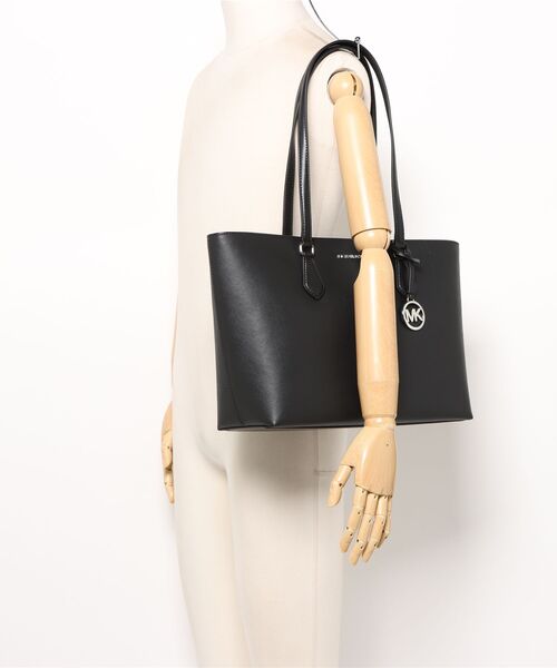 MICHAEL KORS（マイケルコース）の「SHEILA ミッドファスナー トート ラージ（トートバッグ・レディース・ブラック・FREE）」の5枚目の写真
