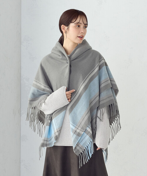 MONO COMME CA(モノコムサ)の「フード風 ポンチョストール(ストール/ショール・レディース・グレー/アイボリー・FREE)」の1枚目の写真