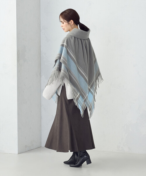 MONO COMME CA(モノコムサ)の「フード風 ポンチョストール(ストール/ショール・レディース・グレー/アイボリー・FREE)」の3枚目の写真