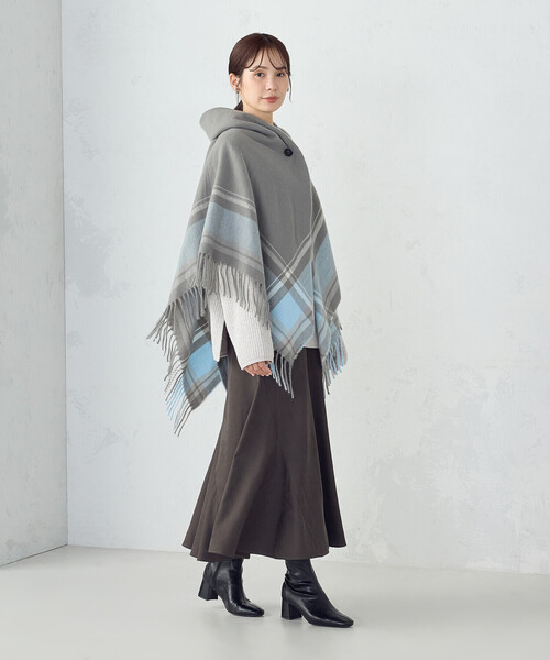 MONO COMME CA(モノコムサ)の「フード風 ポンチョストール(ストール/ショール・レディース・グレー/アイボリー・FREE)」の4枚目の写真