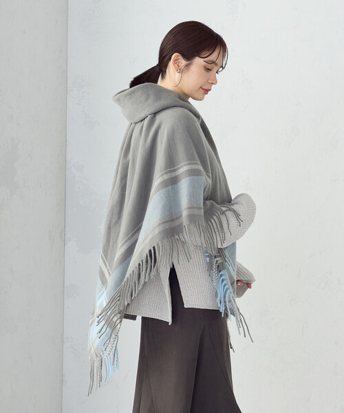 MONO COMME CA(モノコムサ)の「フード風 ポンチョストール(ストール/ショール・レディース・グレー/アイボリー・FREE)」の5枚目の写真