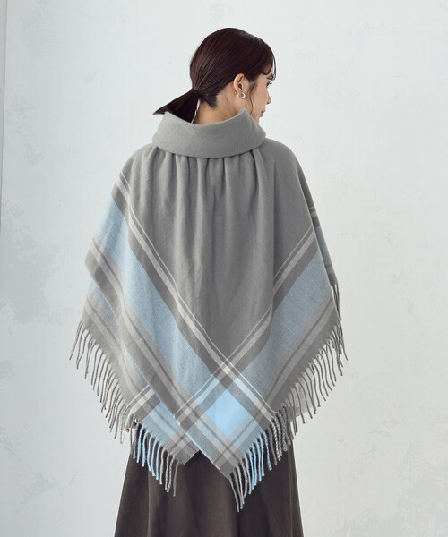 MONO COMME CA(モノコムサ)の「フード風 ポンチョストール(ストール/ショール・レディース・グレー/アイボリー・FREE)」の6枚目の写真