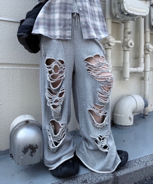 Never mind the XU / Chikashitsu+（ネバーマインド ザ エックスユー / チカシツプラス）の「【nmtc+】damage sweat pants / 【エヌエムティーシープラス】ダメージスウェットパンツ（スウェットパンツ・メンズ・ブラック/グレー・ONE SIZE）」の10枚目の写真