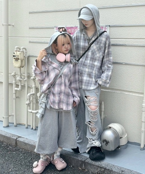 Never mind the XU / Chikashitsu+（ネバーマインド ザ エックスユー / チカシツプラス）の「【nmtc+】damage sweat pants / 【エヌエムティーシープラス】ダメージスウェットパンツ（スウェットパンツ・メンズ・ブラック/グレー・ONE SIZE）」の4枚目の写真