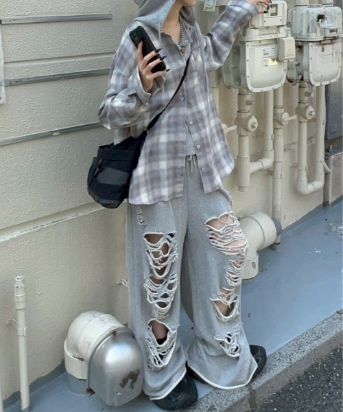 Never mind the XU / Chikashitsu+（ネバーマインド ザ エックスユー / チカシツプラス）の「【nmtc+】damage sweat pants / 【エヌエムティーシープラス】ダメージスウェットパンツ（スウェットパンツ・メンズ・ブラック/グレー・ONE SIZE）」の9枚目の写真