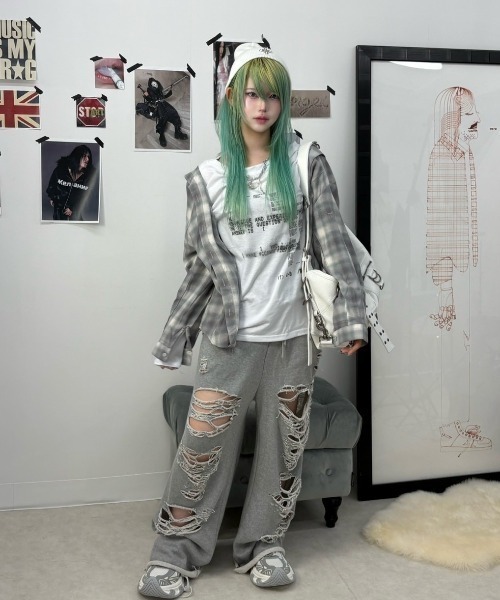 Never mind the XU / Chikashitsu+（ネバーマインド ザ エックスユー / チカシツプラス）の「【nmtc+】damage sweat pants / 【エヌエムティーシープラス】ダメージスウェットパンツ（スウェットパンツ・メンズ・ブラック/グレー・ONE SIZE）」の13枚目の写真