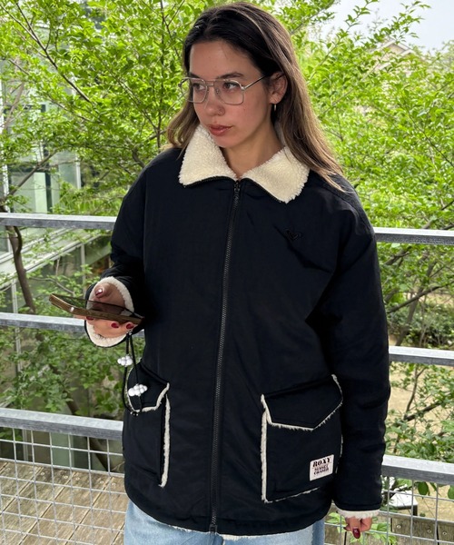 ROXY(ロキシー)の「CHEER UP /ロキシー撥水加工ジップアップドローコード付きナイロンボアリバーシブルジャケット(ブルゾン・レディース・ブラウン/ブラック/カーキ・MEDIUM/LARGE/SMALL)」の1枚目の写真