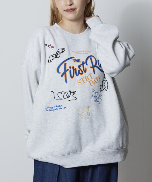 FREAK'S STORE（フリークスストア）の「限定展開 リラックスフィット ロープ刺繍デザイン プリント クルーネック スウェット / First Rate（スウェット・メンズ・チャコールグレー/ベージュ/ネイビー/グレー・SMALL/LARGE/MEDIUM）」の6枚目の写真