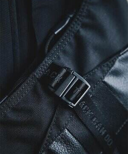 WHITE MOUNTAINEERING(ホワイトマウンテニアリング)の「【White Mountaineering/ホワイトマウンテニアリング】WM×BRIEFING ST BOSTON(ショルダーバッグ・メンズ・ブラック・FREE)」の6枚目の写真