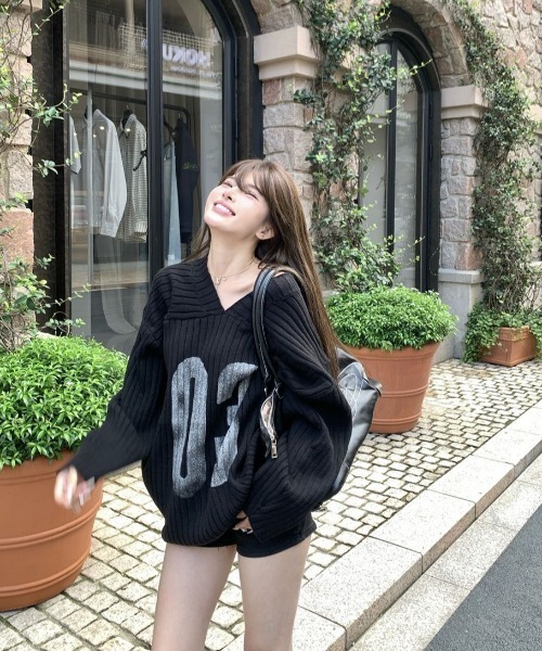 セール】Vネックフロントロゴニットプルオーバー（ニット/セーター