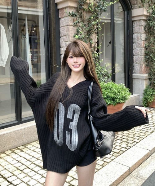 セール】Vネックフロントロゴニットプルオーバー（ニット/セーター