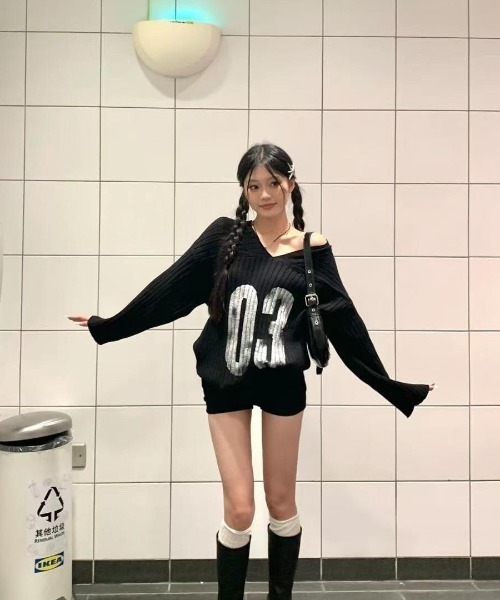 ViViDAY(ビビデー)の「Vネックフロントロゴニットプルオーバー(ニット/セーター・レディース・ブラック・M)」の16枚目の写真