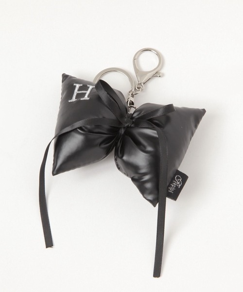 repipi armario（レピピ アルマリオ）の「イニシャルリボンチャーム（チャーム・キッズ・ホワイト系その他2/ブラック系その他/ホワイト系その他/ブラック系その他2/ブルー系その他2/ブルー系その他・ONESIZE）」の3枚目の写真