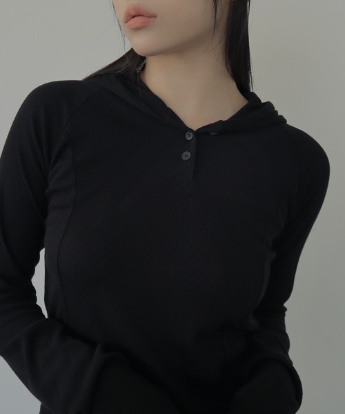 UNE MANSION(ユヌマンション)の「シルバーボタンリブフード長袖Tシャツカットソー(Tシャツ/カットソー・レディース・ブラウン/アイボリー/ブラック/チャコールグレー・FREE)」の15枚目の写真