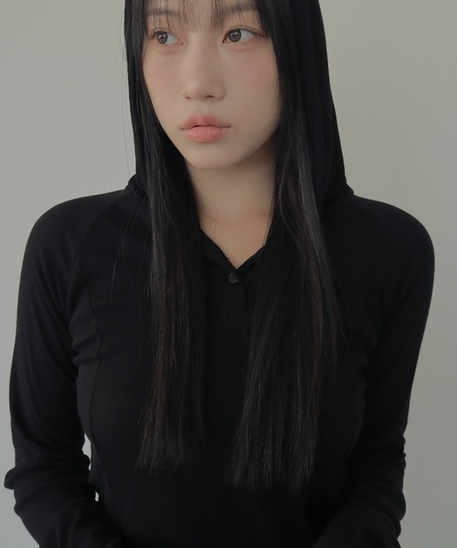 UNE MANSION(ユヌマンション)の「シルバーボタンリブフード長袖Tシャツカットソー(Tシャツ/カットソー・レディース・ブラウン/アイボリー/ブラック/チャコールグレー・FREE)」の17枚目の写真