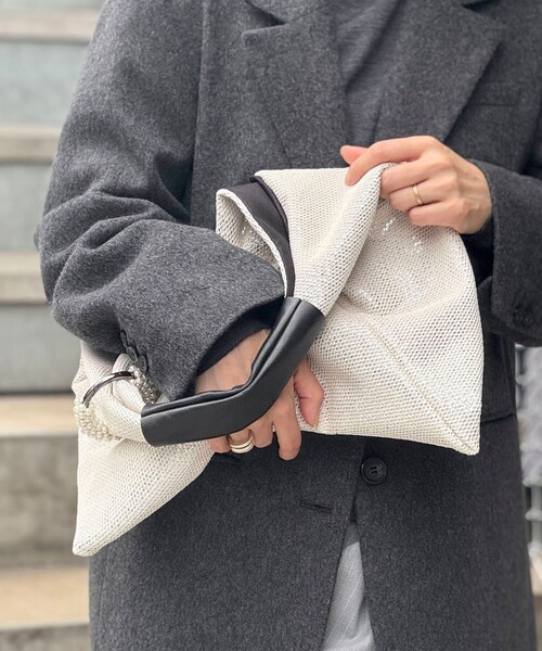 NOLLEY’S(ノーリーズ)の「ラメバックパールチャーム付き(ショルダーバッグ・レディース・ホワイト/ブラック・FREE)」の3枚目の写真