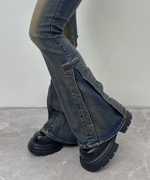 FOLLOWIN（フォロウィン）の「スタッズ＆サイドアイレットウォッシングフレアデニムパンツ（デニムパンツ・レディース・ブルー・MEDIUM/SMALL/LARGE）」の14枚目の写真