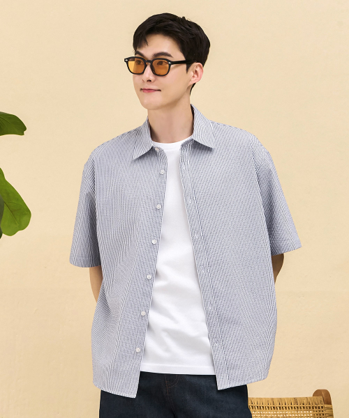 CHASECULT（チェイスカルト）の「男性シアサッカーストライプ半袖シャツ-ネイビー（シャツ/ブラウス・メンズ・ネイビー・100/95/105）」の2枚目の写真