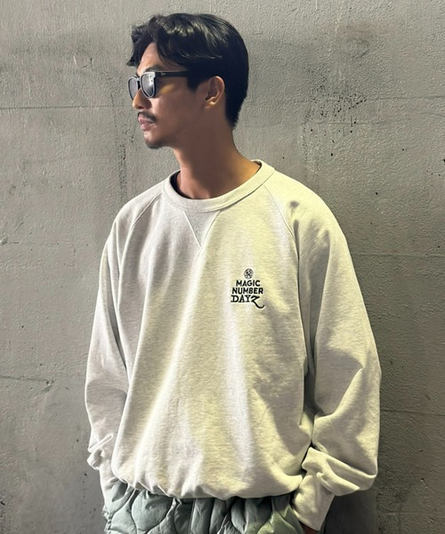 MAGIC NUMBER（マジック ナンバー）の「【MAGIC NUMBER】MAGIC NUMBER × DAYZ STOCKDAYZ RETRO RAGLAN CREW SWEAT( ONLINE LIMITED )（スウェット・メンズ・ブラック/グレー・MEDIUM/LARGE）」の2枚目の写真