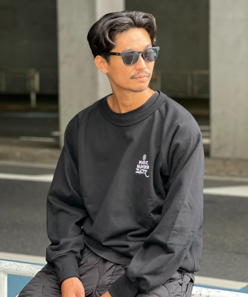MAGIC NUMBER（マジック ナンバー）の「【MAGIC NUMBER】MAGIC NUMBER × DAYZ STOCKDAYZ RETRO RAGLAN CREW SWEAT( ONLINE LIMITED )（スウェット・メンズ・ブラック/グレー・MEDIUM/LARGE）」の4枚目の写真