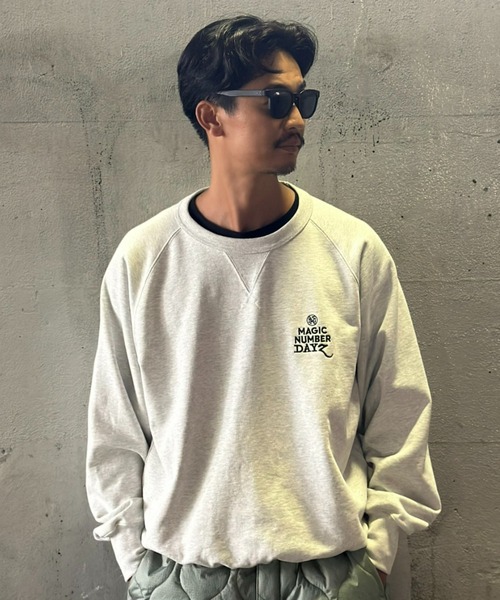 MAGIC NUMBER（マジック ナンバー）の「【MAGIC NUMBER】MAGIC NUMBER × DAYZ STOCKDAYZ RETRO RAGLAN CREW SWEAT( ONLINE LIMITED )（スウェット・メンズ・ブラック/グレー・MEDIUM/LARGE）」の6枚目の写真