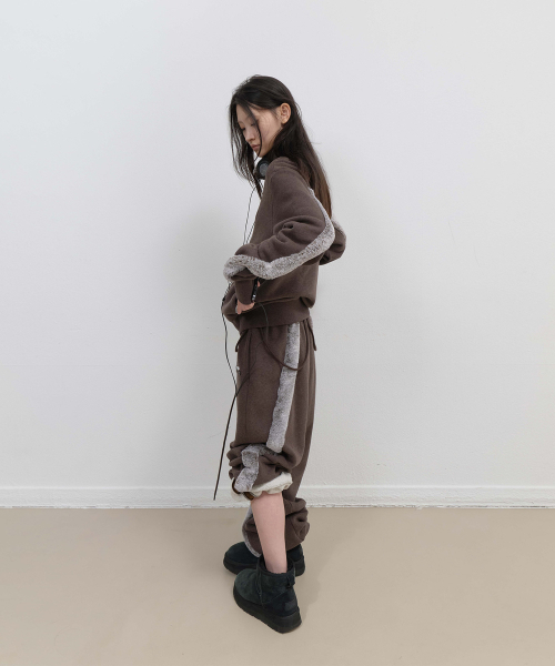 OJOS(オホス)の「Side Fur Trim Sweatpants / Stone Brown(スウェットパンツ・レディース・その他・2/1/3)」の1枚目の写真