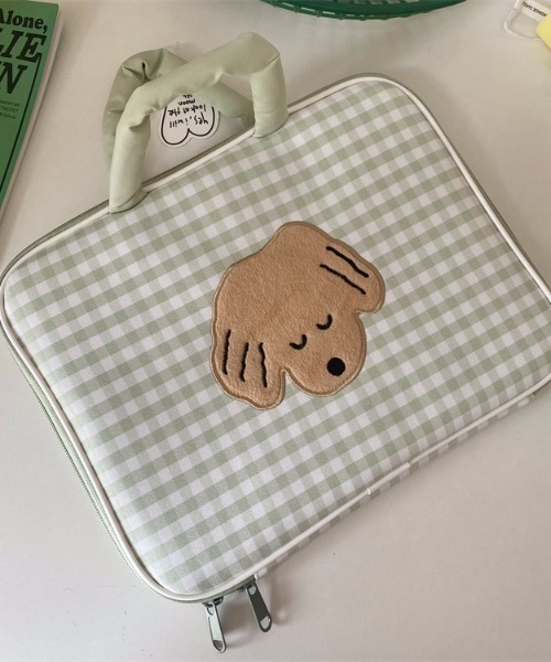 pyornim（ピョルニム）の「【26年春夏新作】ギンガムチェックわんちゃん くまちゃんワンポイントPCバッグ（PC・タブレットケース・レディース・ブラック/ブラウン/グリーン/ブルー/グレー・F）」の18枚目の写真