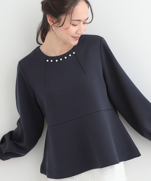 SHOO・LA・RUE(シューラルー)の「【S-LL/なめらかタッチ】上品見え フェイクパール付きペプラムトップス(Tシャツ/カットソー・レディース・アイボリー/ピンク/ネイビー・01/02/03/04)」の2枚目の写真