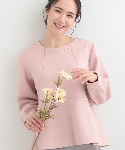 SHOO・LA・RUE(シューラルー)の「【S-LL/なめらかタッチ】上品見え フェイクパール付きペプラムトップス(Tシャツ/カットソー・レディース・アイボリー/ピンク/ネイビー・01/02/03/04)」の3枚目の写真