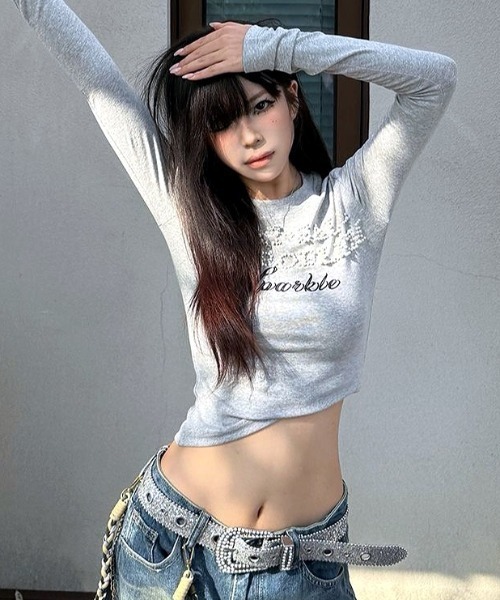 SHEENA(シーナ)の「パール×刺繍ロゴスリムフィットロンT(Tシャツ/カットソー・レディース・グレー・M)」の6枚目の写真