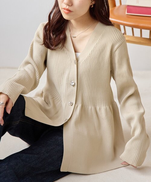 DISCOAT（ディスコート）の「リブメタル釦ペプラムカーディガン（カーディガン/ボレロ・レディース・ブラック/ダークグレー/ライトベージュ/アイボリー・FREE）」の4枚目の写真