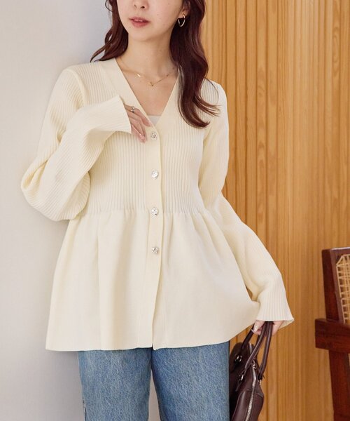 DISCOAT（ディスコート）の「リブメタル釦ペプラムカーディガン（カーディガン/ボレロ・レディース・ブラック/ダークグレー/ライトベージュ/アイボリー・FREE）」の2枚目の写真