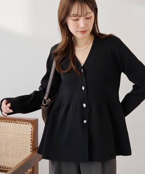 DISCOAT（ディスコート）の「リブメタル釦ペプラムカーディガン（カーディガン/ボレロ・レディース・ブラック/ダークグレー/ライトベージュ/アイボリー・FREE）」の3枚目の写真