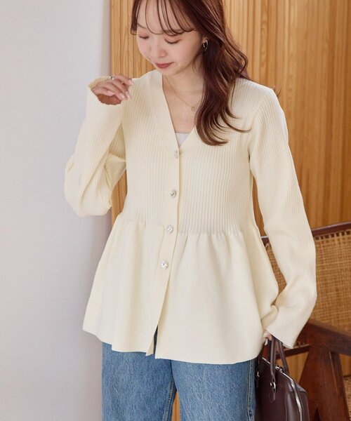 DISCOAT（ディスコート）の「リブメタル釦ペプラムカーディガン（カーディガン/ボレロ・レディース・ブラック/ダークグレー/ライトベージュ/アイボリー・FREE）」の5枚目の写真