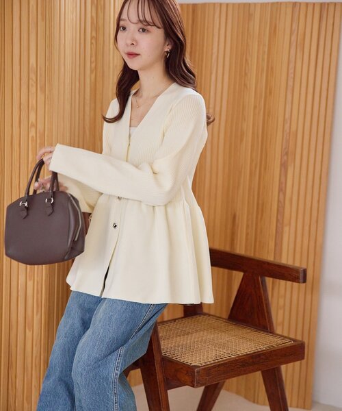 DISCOAT（ディスコート）の「リブメタル釦ペプラムカーディガン（カーディガン/ボレロ・レディース・ブラック/ダークグレー/ライトベージュ/アイボリー・FREE）」の8枚目の写真