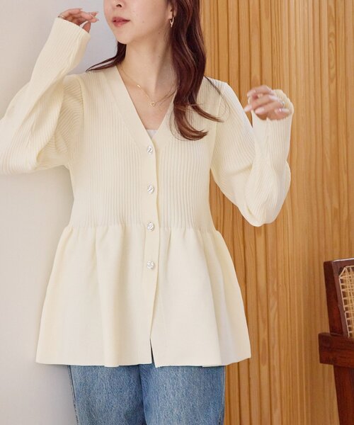 DISCOAT（ディスコート）の「リブメタル釦ペプラムカーディガン（カーディガン/ボレロ・レディース・ブラック/ダークグレー/ライトベージュ/アイボリー・FREE）」の9枚目の写真